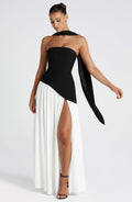 Vestido Maxi Sin Tirantes con Abertura Alta y Cintura Asimétrica
