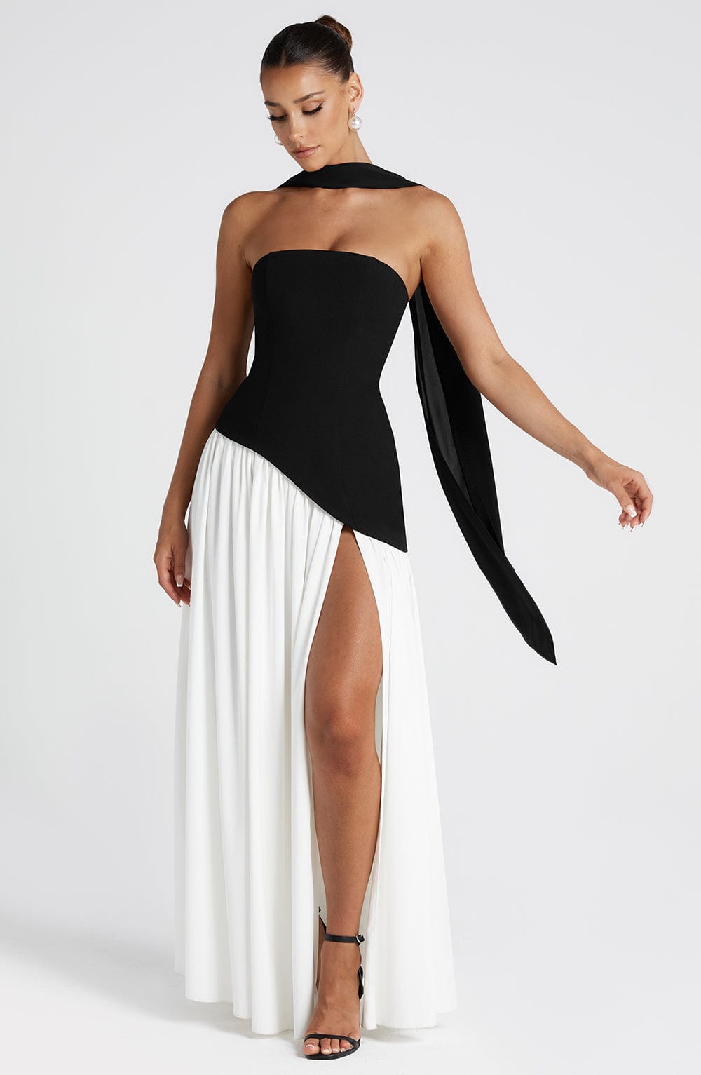 Vestido Maxi Sin Tirantes con Abertura Alta y Cintura Asimétrica