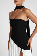 Vestido Maxi Sin Tirantes con Abertura Alta y Cintura Asimétrica