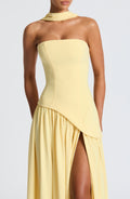 Vestido Maxi Sin Tirantes con Abertura Alta y Cintura Asimétrica