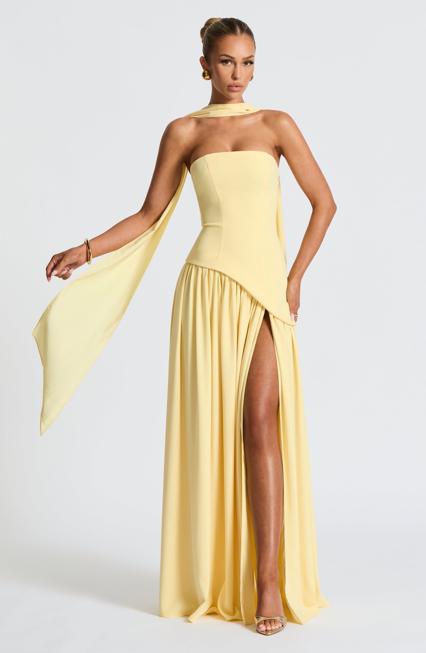 Vestido Maxi Sin Tirantes con Abertura Alta y Cintura Asimétrica