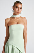 Vestido Maxi Sin Tirantes con Abertura Alta y Cintura Asimétrica