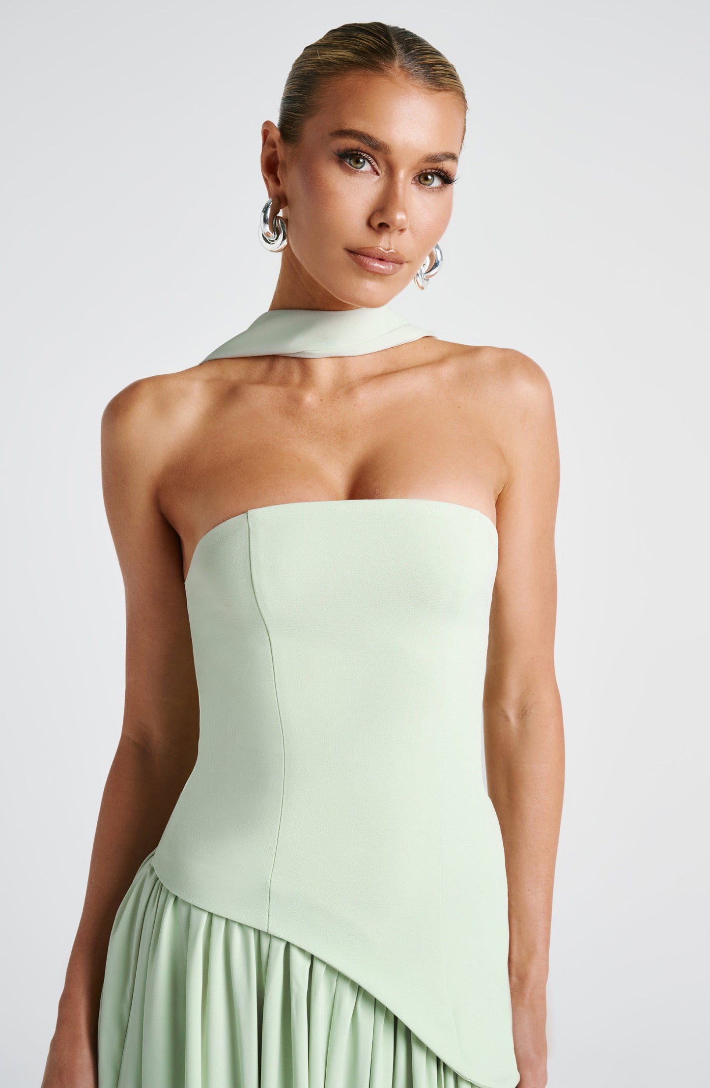 Vestido Maxi Sin Tirantes con Abertura Alta y Cintura Asimétrica