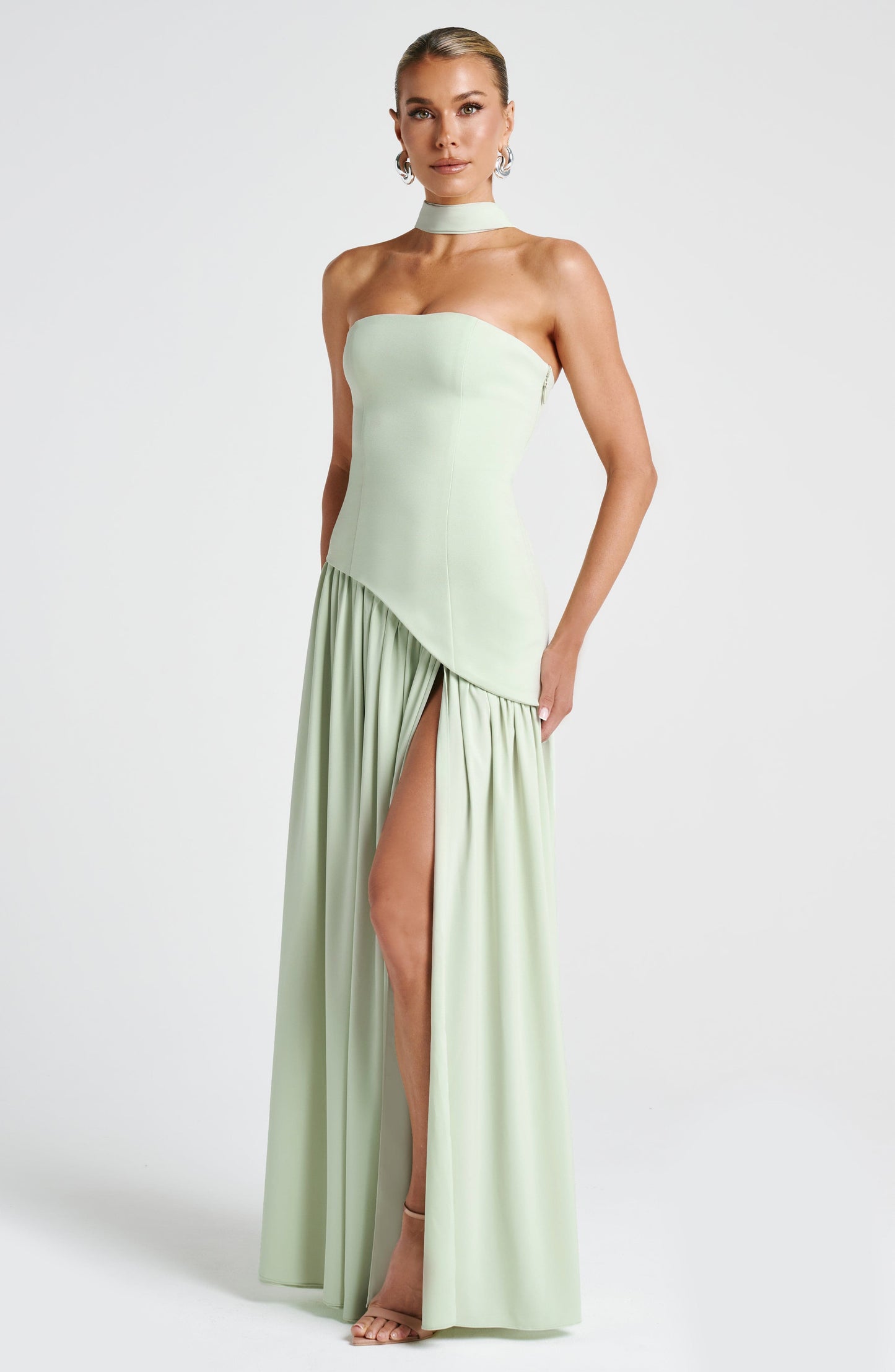 Vestido Maxi Sin Tirantes con Abertura Alta y Cintura Asimétrica