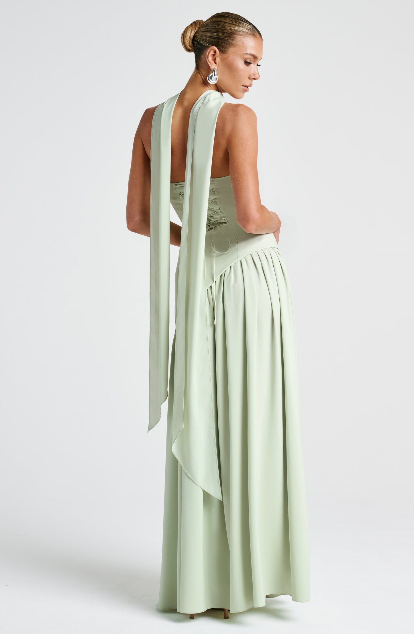 Vestido Maxi Sin Tirantes con Abertura Alta y Cintura Asimétrica