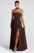 Vestido Maxi Sin Tirantes con Abertura Alta y Cintura Asimétrica