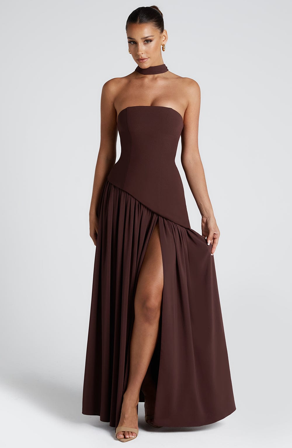 Vestido Maxi Sin Tirantes con Abertura Alta y Cintura Asimétrica