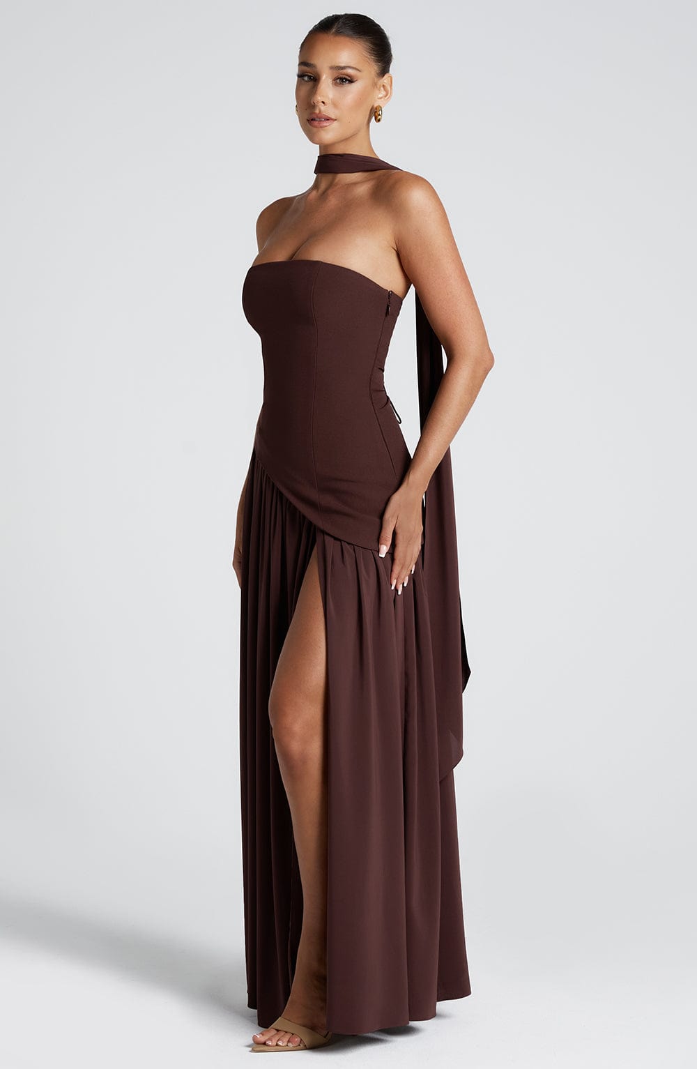 Vestido Maxi Sin Tirantes con Abertura Alta y Cintura Asimétrica