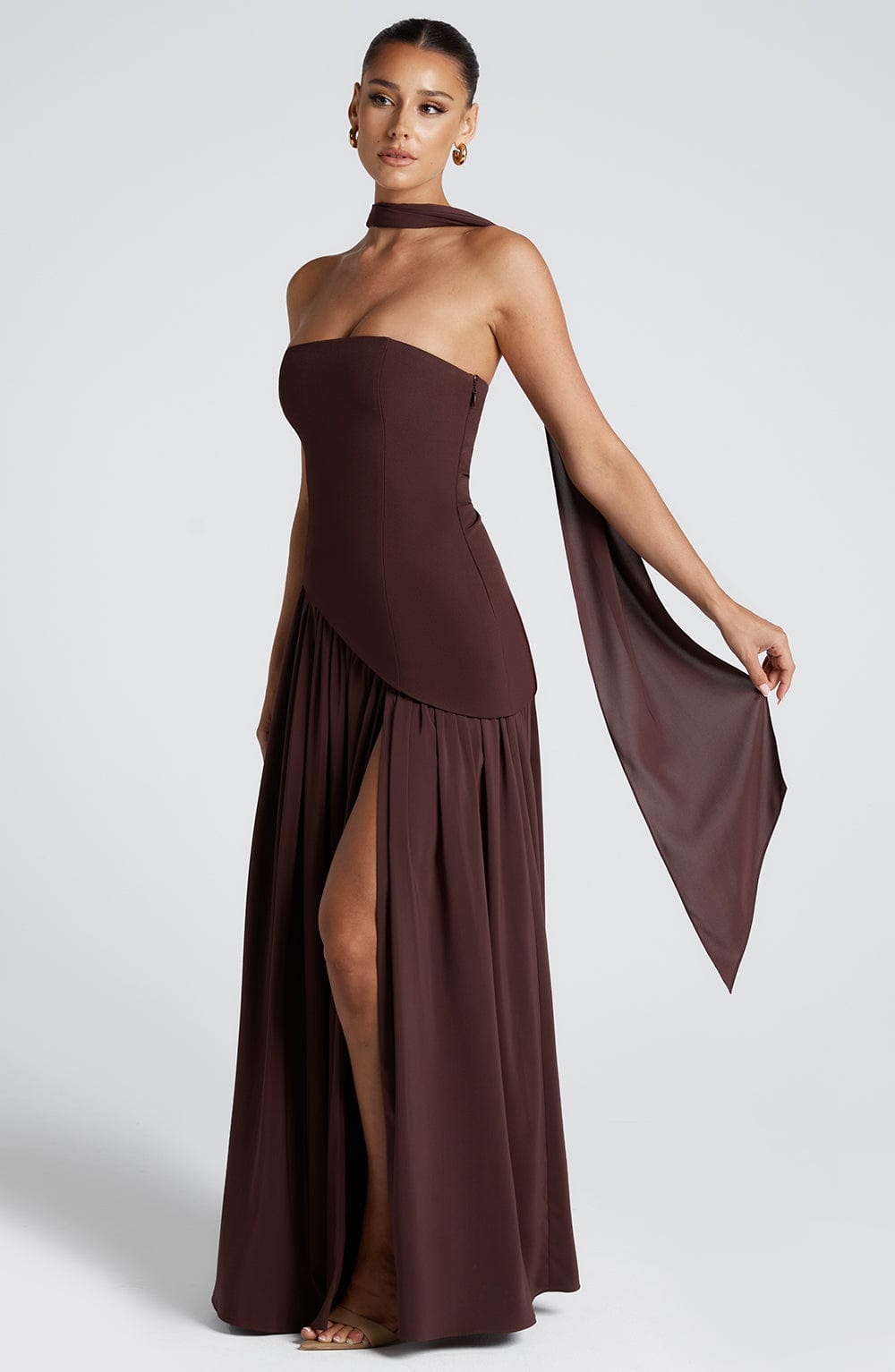Vestido Maxi Sin Tirantes con Abertura Alta y Cintura Asimétrica