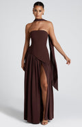 Vestido Maxi Sin Tirantes con Abertura Alta y Cintura Asimétrica
