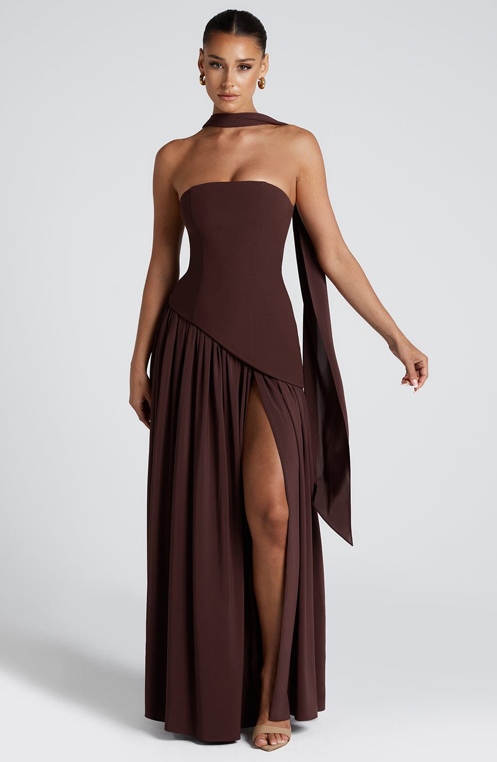 Vestido Maxi Sin Tirantes con Abertura Alta y Cintura Asimétrica