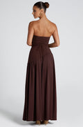 Vestido Maxi Sin Tirantes con Abertura Alta y Cintura Asimétrica