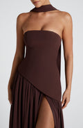 Vestido Maxi Sin Tirantes con Abertura Alta y Cintura Asimétrica